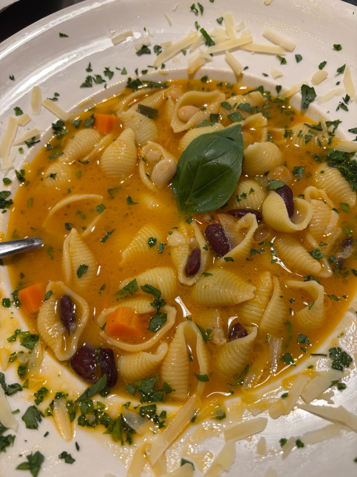 Fusilli mit Champignon Erbsen und Zwiebeln